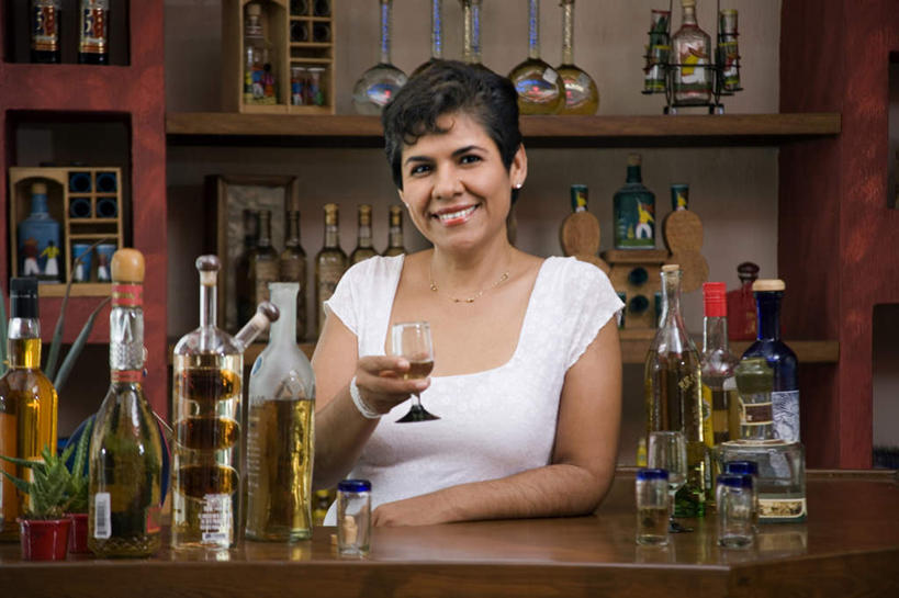 西方人,一个人,酒吧,站,笑,微笑,露齿笑,横图,室内,白天,正面,植物,欧洲,欧洲人,仅一个女性,仅一个人,握,阴影,服装,反射,盆栽,影子,墙,盆景,伏特加,酒类,置物架,注视,休闲装,文化,架子,墙壁,墙面,玻璃制品,酒,酒瓶,饮料,衣服,绿色,白色,自然,玻璃瓶,瓶子,鸡尾酒,观察,看,站着,仅一个中年女性,休闲,休闲服,调酒,握着,服饰,生长,成长,观看,察看,创造,关注,陈列架,想象,蒸馏酒,特其拉日出,特其拉日出鸡尾酒,搁架,店东,店主,东主,女人,女性,中年女性,白种人,站立,半身,彩图,酒吧间,酒馆