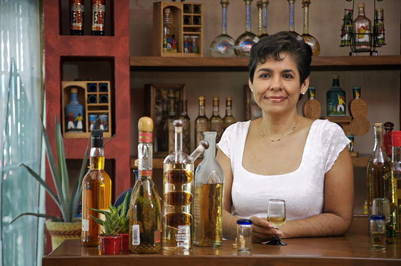 西方人,一个人,酒吧,站,笑,微笑,露齿笑,横图,室内,白天,正面,植物,欧洲,欧洲人,仅一个女性,仅一个人,握,阴影,服装,反射,盆栽,影子,墙,盆景,伏特加,酒类,置物架,注视,休闲装,文化,架子,墙壁,墙面,玻璃制品,酒,酒瓶,饮料,衣服,绿色,白色,自然,玻璃瓶,瓶子,鸡尾酒,观察,看,站着,仅一个中年女性,休闲,休闲服,调酒,握着,服饰,生长,成长,观看,察看,创造,关注,陈列架,想象,蒸馏酒,特其拉日出,特其拉日出鸡尾酒,搁架,店东,店主,东主,女人,女性,中年女性,白种人,站立,半身,彩图,酒吧间,酒馆