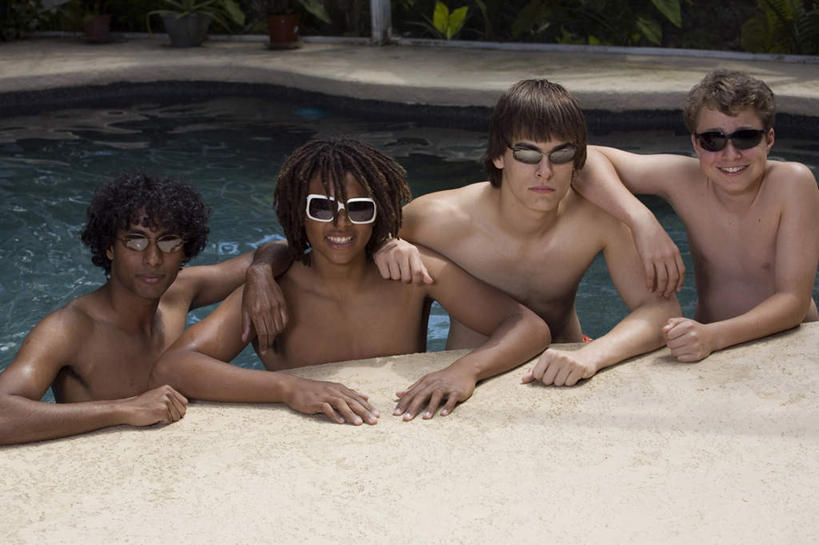 西方人,四个人,伙伴,朋友,游泳池,笑,微笑,露齿笑,横图,室外,白天,正面,友谊,水,欧洲,欧洲人,亚洲,一排,阴影,朦胧,模糊,整齐,光线,墨镜,眼镜,影子,水池,水面,注视,泳池,裸露,排列,阳光,太阳镜,太阳眼镜,观察,看,遮阳镜,搭,观看,察看,搭着,队列,关注,裸,友情,男人,男性,年轻男性,白种人,亚洲人,印度人,半身,彩图,四副