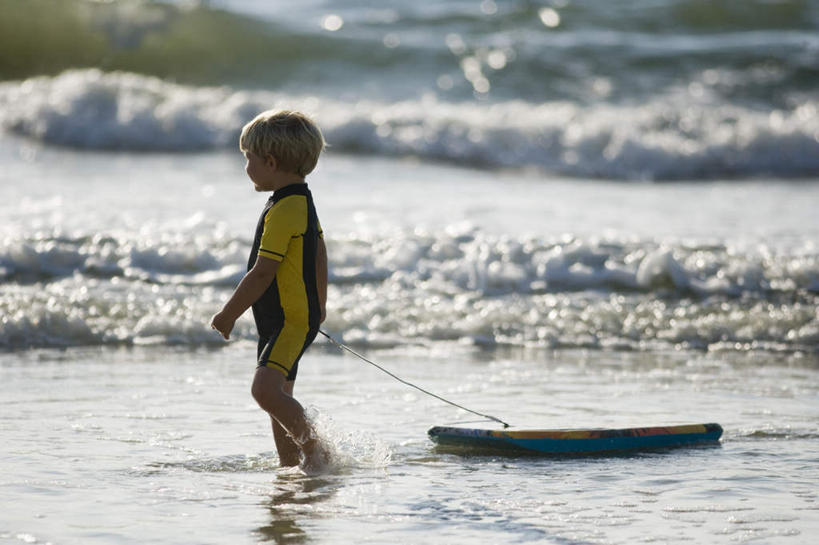 西方人,儿童,一个人,站,拉,横图,室外,白天,侧面,锻炼,旅游,度假,纯洁,运动,海浪,海洋,沙滩,欧洲,欧洲人,仅一个男性,仅一个人,服装,冲浪板,沙子,海岸,浪花,沙地,注视,娱乐,运动器械,小孩,衣服,海水,观察,看,站着,仅一个小孩,享受,休闲,健身器械,放松,可爱,童年,童趣,潜水服,服饰,观看,察看,衣着,穿着,关注,室外运动,健身器材,户外运动,海景,童真,烂漫,无邪,衣饰,冲浪装备,天真,男孩,男人,男性,白种人,孩子,大海,风浪,海,海水的波动,海滩,近岸浪,涌浪,站立,彩图,全身,健身,干式潜水服,运动器材,男生