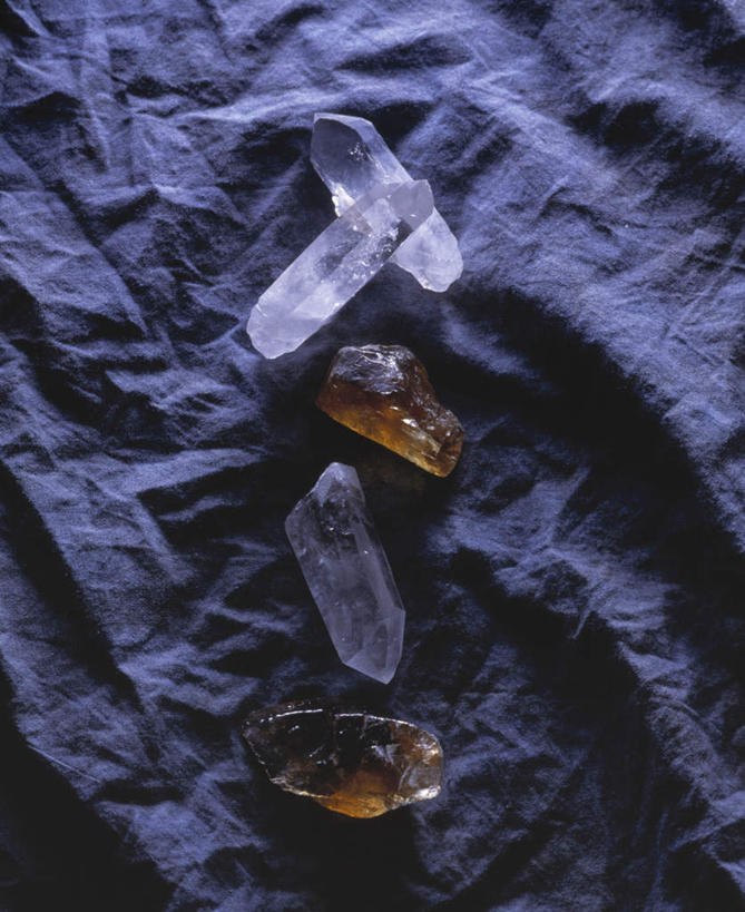 无人,竖图,室内,白天,正面,阅读,数码,科技,报纸,学习,阴影,网络,水晶,高光,几何,计算机图形,合成,看,浏览,电脑合成图,数码合成图,合成图,写实,具体,具象,水晶制品,彩图