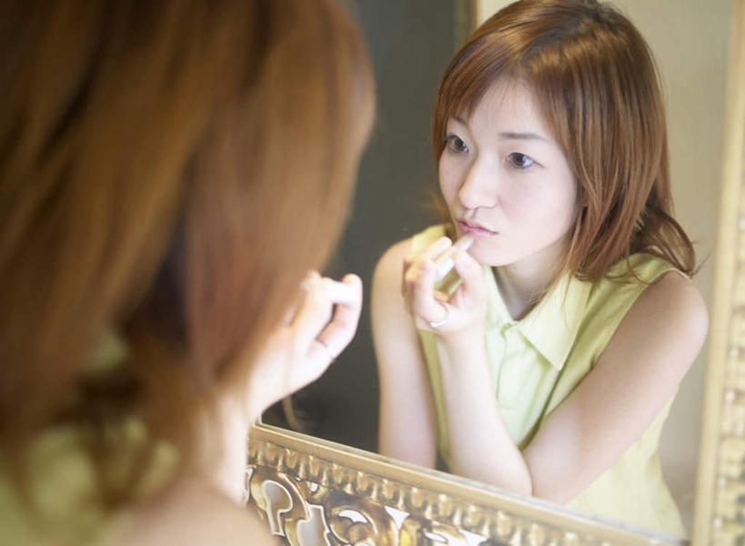 东方人,一个人,坐,横图,室内,白天,衬衫,化妆,美容,镜子,亚洲,仅一个年轻女性,仅一个女性,仅一个人,护肤,握,朦胧,模糊,棕色,拿,拿着,注视,黄种人,背面,绿色,唇膏,化妆品,口红,观察,看,保养,享受,休闲,放松,握着,保健,观看,镜像,察看,化妆用品,镜面,化妆间,关注,养颜,唇棒,年轻女性,女人,女性,亚洲人,长发,卷发,坐着,半身,彩图,衬衣