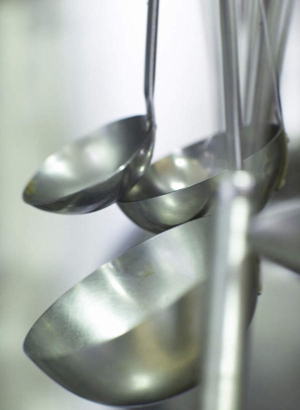 无人,竖图,室内,特写,白天,正面,厨房,静物,金属制品,吊挂,悬挂,朦胧,模糊,光泽,金属,勺子,挂,调羹,汤匙,四个,彩图,灶间