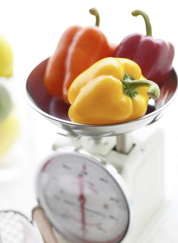 无人,竖图,室内,特写,白天,正面,仪器,辣椒,蔬菜,三只,新鲜,食品,食物,一个,黄色,红色,有机食品,绿色食品,单个,衡量,计量,彩椒,辣角,红海椒,大椒,辣虎,广椒,衡器,案秤,秤,甜椒,柿子椒,辣子,海椒,番椒,灯笼椒,彩图