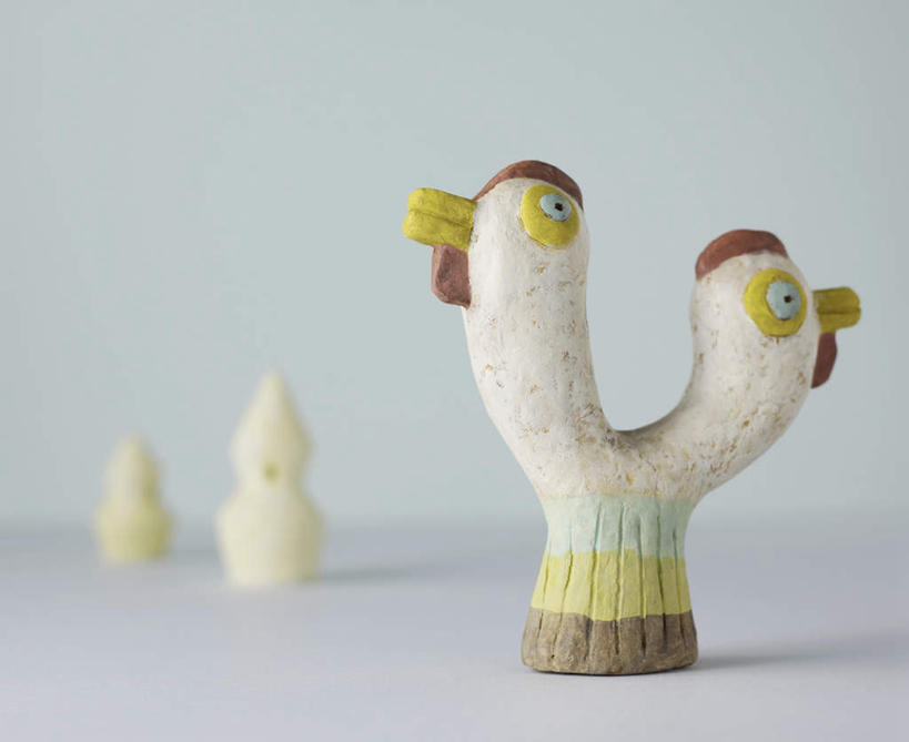 无人,站,横图,室内,特写,白天,正面,植物,鸡,静物,雕塑,蓝色背景,艺术,装饰,雕刻,雕像,泥塑,手工艺品,枝条,文化,家禽,树,树木,树枝,动物,工艺品,站着,两只,摄影,牲畜,影棚,纪念,美术,粘土,高雅,主题,陈列,手工艺,功能,美学,自信心,品位,虬枝,枝杈,站立,彩图,全身,影棚拍摄,拍摄