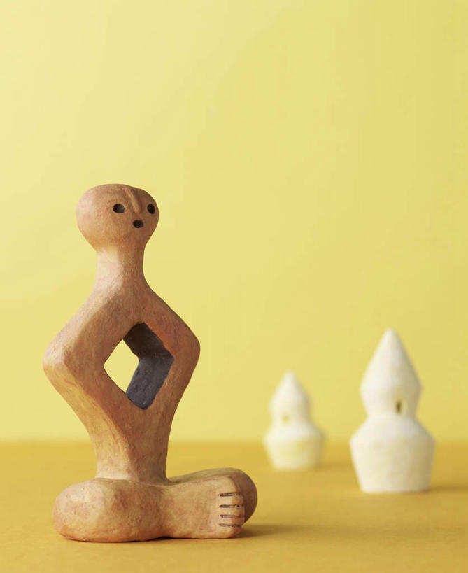 一个人,无人,竖图,室内,特写,白天,正面,静物,雕塑,仅一个男性,仅一个人,天使,黄色背景,艺术,装饰,翅膀,雕刻,雕像,泥塑,手工艺品,文化,仅一个年轻男性,一个,工艺品,摄影,影棚,单个,纪念,美术,粘土,高雅,神圣,主题,善良,陈列,信徒,手工艺,功能,美学,自信心,品位,使者,圣洁,男人,男性,年轻男性,彩图,全身,影棚拍摄,拍摄