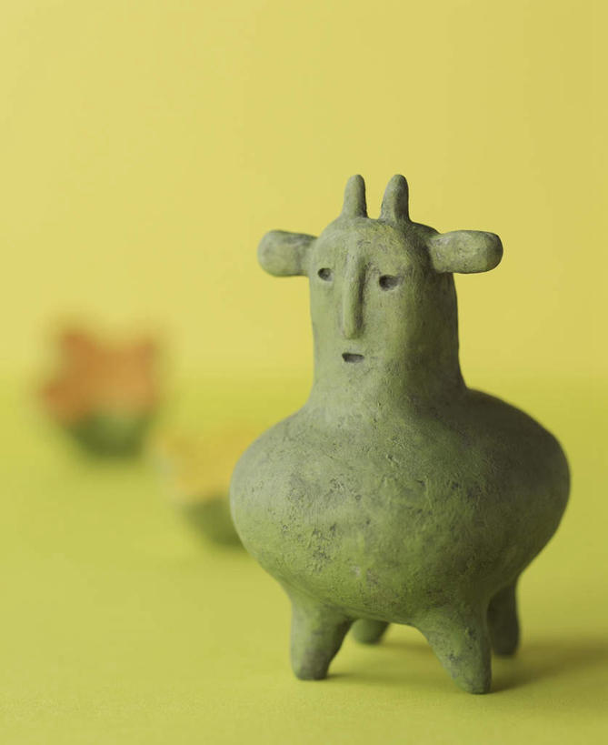 无人,竖图,室内,特写,白天,正面,牛,静物,雕塑,一头,黄色背景,艺术,装饰,雕刻,雕像,泥塑,手工艺品,青色,文化,一个,动物,工艺品,家畜,摄影,牲畜,影棚,单个,纪念,美术,粘土,高雅,主题,陈列,手工艺,功能,美学,自信心,品位,彩图,全身,影棚拍摄,拍摄