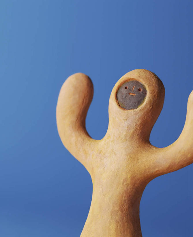 一个人,无人,竖图,室内,特写,白天,正面,静物,雕塑,仅一个男性,仅一个人,蓝色背景,艺术,装饰,雕刻,雕像,泥塑,手工艺品,文化,仅一个年轻男性,一个,工艺品,摄影,影棚,单个,纪念,美术,粘土,高雅,主题,陈列,手工艺,功能,美学,自信心,品位,男人,男性,年轻男性,彩图,影棚拍摄,拍摄