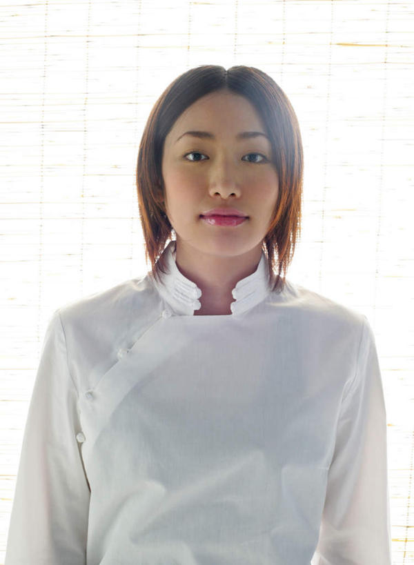 东方人,一个人,站,笑,微笑,竖图,室内,白天,正面,亚洲,仅一个年轻女性,仅一个女性,仅一个人,阴影,服装,光线,影子,注视,黄种人,衣服,白色,观察,看,站着,服饰,观看,察看,衣着,穿着,关注,衣饰,年轻女性,女人,女性,亚洲人,站立,半身,彩图,练功服