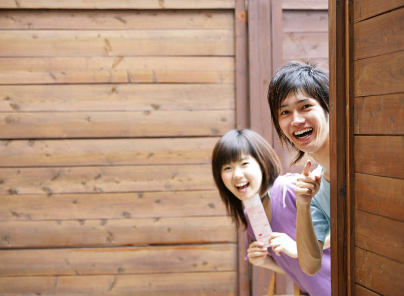 东方人,两个人,站,笑,微笑,露齿笑,横图,室外,白天,正面,爱情,亚洲,弯腰,握,指,服装,朦胧,模糊,木制,墙,浪漫,拿,拿着,扭头,注视,休闲装,黄种人,方向,墙壁,墙面,衣服,木制品,观察,看,手势,站着,转头,休闲,温暖,温馨,休闲服,恩爱,握着,恋人,服饰,观看,和睦,察看,指向,食指,关注,弯身,男人,男性,年轻男性,年轻女性,女人,女性,亚洲人,情侣,站立,半身,彩图,伴侣,融洽,门票