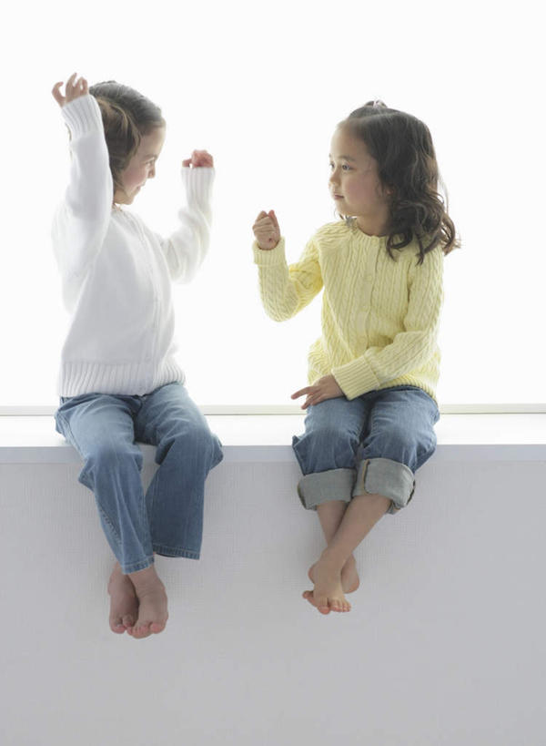 东方人,西方人,儿童,两个人,伙伴,朋友,坐,笑,微笑,露齿笑,竖图,室内,白天,正面,友谊,纯洁,窗户,欧洲,欧洲人,亚洲,服装,裤子,注视,牛仔裤,黄种人,玻璃窗,小孩,衣服,观察,看,可爱,童年,童趣,服饰,观看,猜拳,察看,衣着,穿着,关注,划拳,童真,烂漫,无邪,衣饰,天真,友情,女孩,女人,女性,白种人,亚洲人,坐着,彩图,全身,女生