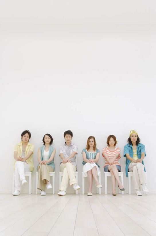 东方人,伙伴,朋友,坐,双手交叉,竖图,室内,白天,白色背景,正面,友谊,地板,帽子,椅子,亚洲,一排,许多,阴影,服装,整齐,反射,影子,木椅,地面,许多人,二郎腿,注视,休闲装,黄种人,木地板,排列,衣服,观察,看,一群人,休闲,休闲服,摄影,服饰,影棚,观看,察看,双手抱胸,队列,关注,编织帽,友情,男人,男性,年轻男性,年轻女性,女人,女性,亚洲人,坐着,彩图,全身,影棚拍摄,拍摄