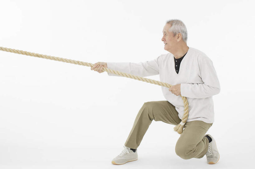 东方人,一个人,蹲,笑,微笑,露齿笑,横图,室内,白天,白色背景,正面,锻炼,运动,拔河,亚洲,仅一个男性,仅一个人,握,服装,速度,拿,拿着,注视,休闲装,黄种人,娱乐,衣服,观察,看,仅一个老年男性,休闲,休闲服,力量,平衡,握着,摄影,服饰,影棚,观看,技巧,协调,察看,关注,灵敏,柔韧,趣味,耐力,抗争,体育,老年男性,男人,男性,亚洲人,蹲着,彩图,全身,影棚拍摄,健身,拍摄