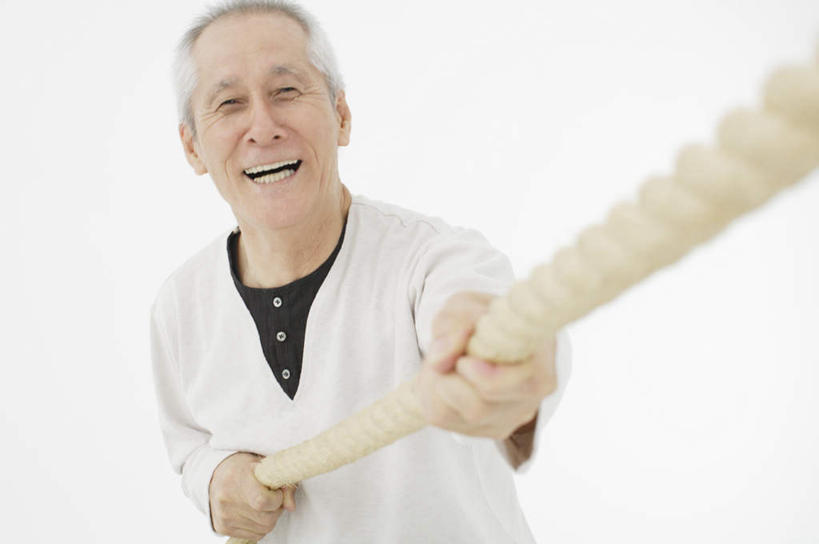 东方人,一个人,站,笑,微笑,露齿笑,横图,室内,白天,白色背景,正面,锻炼,运动,拔河,亚洲,仅一个男性,仅一个人,握,服装,速度,拿,拿着,注视,休闲装,黄种人,娱乐,衣服,观察,看,站着,仅一个老年男性,休闲,休闲服,力量,平衡,握着,摄影,服饰,影棚,观看,技巧,协调,察看,关注,灵敏,柔韧,趣味,耐力,抗争,体育,老年男性,男人,男性,亚洲人,站立,半身,彩图,影棚拍摄,健身,拍摄