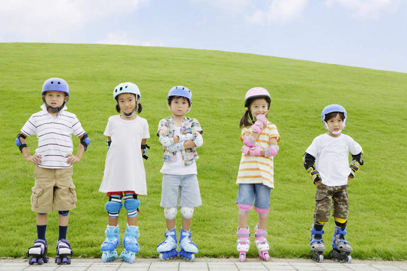 东方人,儿童,伙伴,朋友,站,笑,双手交叉,微笑,露齿笑,横图,室外,白天,正面,友谊,纯洁,滚轴溜冰,草地,草原,植物,道路,路,帽子,亚洲,五个人,一排,阴影,服装,整齐,光线,头盔,影子,旷野,云,云朵,小路,交通,许多人,云彩,注视,休闲装,黄种人,草,排列,小孩,衣服,蓝色,绿色,白云,蓝天,天空,阳光,安全帽,天,观察,看,站着,一群人,休闲,休闲服,可爱,童年,童趣,服饰,晴朗,观看,察看,双手抱胸,队列,关注,原野,童真,烂漫,无邪,滑旱冰,轮滑运动,天真,友情,轮滑,男孩,男人,男性,女孩,女人,女性,亚洲人,晴空,站立,彩图,全身,男生,女生