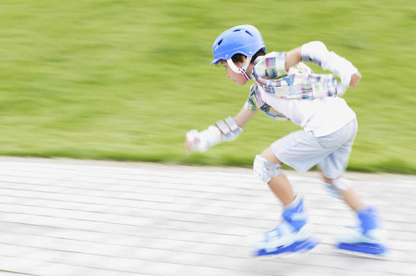 东方人,儿童,一个人,伸展双臂,横图,室外,白天,侧面,纯洁,滚轴溜冰,草地,草坪,植物,道路,路,帽子,亚洲,仅一个男性,仅一个人,弯腰,服装,朦胧,模糊,头盔,小路,交通,注视,休闲装,黄种人,草,小孩,衣服,绿色,安全帽,观察,看,仅一个小孩,休闲,休闲服,可爱,童年,童趣,服饰,观看,察看,关注,童真,烂漫,无邪,弯身,滑旱冰,轮滑运动,天真,轮滑,男孩,男人,男性,亚洲人,孩子,敞开双臂,伸开双臂,展开双肩,张开手臂,张开双臂,彩图,全身,男生