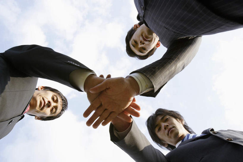 东方人,三个人,伙伴,朋友,商务人士,商务男性,站,横图,室外,白天,仰视,衬衫,友谊,合作,团队,亚洲,阴影,套装,光线,影子,云,云朵,云彩,注视,黄种人,鼓励,蓝色,白云,蓝天,天空,阳光,天,低头,观察,看,站着,战略,搭,晴朗,观看,察看,搭着,关注,鼓舞,商务装,工薪阶层,联合,合谋,鼓动,配合,协作,男人,男性,年轻男性,中年男性,亚洲人,白领,上班族,晴空,站立,半身,彩图,低角度拍摄,衬衣