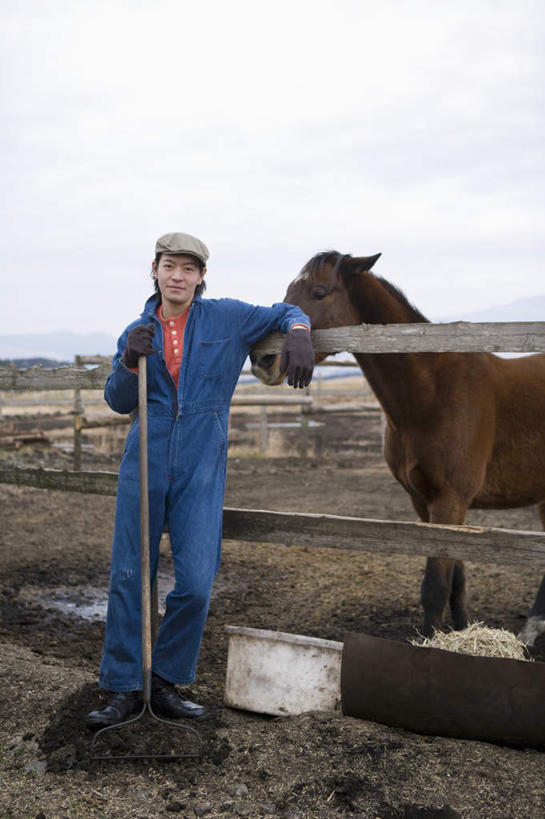 东方人,一个人,农场,栏杆,站,笑,微笑,露齿笑,竖图,室外,白天,正面,工作服,制服,畜牧业,牧场,马,野生动物,金属制品,亚洲,仅一个男性,仅一个人,握,金属,工具,栅栏,篱笆,云,云朵,围栏,拿,云彩,拿着,注视,黄种人,护栏,一匹,仅一个年轻男性,蓝色,白云,蓝天,天空,动物,天,观察,看,站着,握着,运输,牲畜,晴朗,观看,挖掘,察看,锄,锄头,关注,农具,畜牧,牧业,耕具,工作制服,开掘,发掘,开垦,男人,男性,年轻男性,亚洲人,晴空,站立,彩图,全身,工作套服