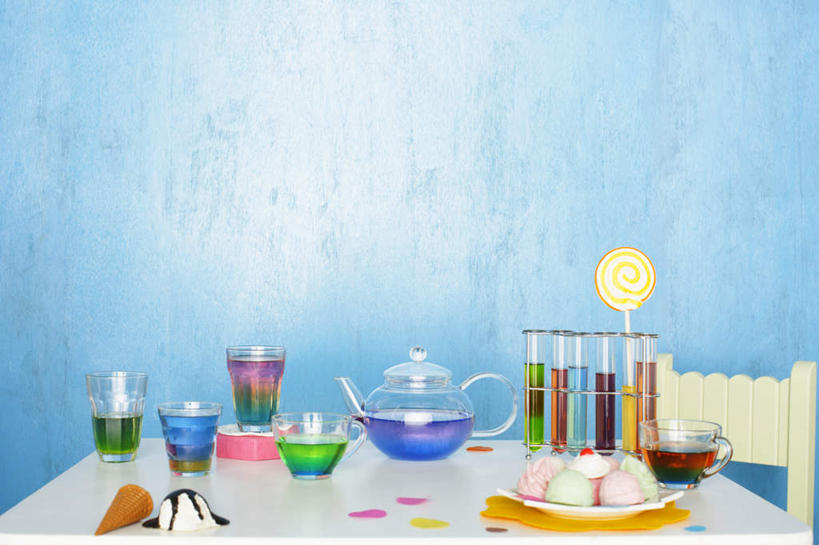 果汁,无人,横图,室内,特写,白天,正面,餐桌,桌子,杯子,椅子,欧洲,芬兰,木椅,墙,冰激凌,饮品,清凉,墙壁,墙面,水壶,饮料,蓝色,水杯,冷饮,舒服,冰淇淋,餐台,解暑,可口,解渴,北欧,雪糕,舒爽,冰糕,消暑,芬兰共和国,适口,波里,茶杯,彩图