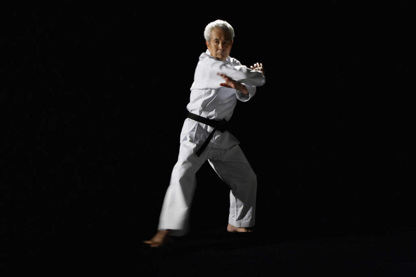 东方人,拳,一个人,站,横图,室内,白天,正面,锻炼,运动,武术,亚洲,仅一个男性,仅一个人,阴影,黑色背景,服装,反射,影子,注视,黄种人,衣服,白色,观察,看,站着,仅一个老年男性,摄影,服饰,影棚,观看,察看,衣着,武士,穿着,关注,搏击,空手道,衣饰,体育,老年男性,男人,男性,亚洲人,拳头,站立,彩图,全身,影棚拍摄,健身,拍摄,空手,唐手,武道,练功服