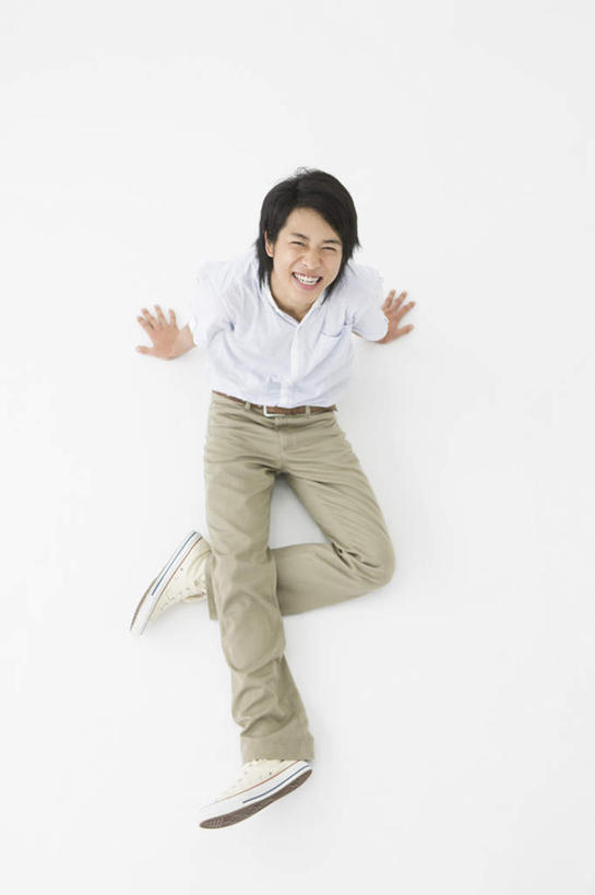 东方人,一个人,坐,笑,微笑,露齿笑,竖图,俯视,室内,白天,白色背景,亚洲,仅一个男性,仅一个人,撑,服装,注视,休闲装,黄种人,仅一个年轻男性,衣服,观察,看,休闲,休闲服,摄影,服饰,影棚,观看,察看,撑着,关注,昂首,男人,男性,年轻男性,亚洲人,抬头,仰头,坐着,彩图,高角度拍摄,全身,影棚拍摄,拍摄