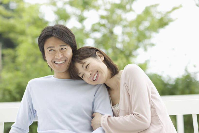 东方人,中年人,两个人,家庭,夫妻,坐,笑,微笑,露齿笑,横图,室外,白天,正面,爱情,植物,椅子,亚洲,勾,挽,服装,朦胧,模糊,木椅,浪漫,依偎,注视,休闲装,黄种人,树,树木,衣服,绿色,自然,观察,看,靠,靠着,倚靠,休闲,温暖,温馨,一家人,休闲服,恩爱,勾着,恋人,服饰,生长,成长,观看,和睦,察看,倚着,关注,挽着,依附,依赖,投靠,男人,男性,女人,女性,中年男性,中年女性,亚洲人,夫妇,情侣,坐着,半身,彩图,伴侣,融洽