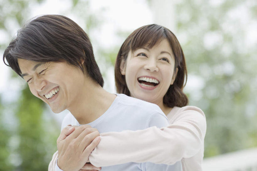 东方人,中年人,两个人,家庭,夫妻,站,闭眼,抱,笑,微笑,露齿笑,横图,室外,白天,正面,爱情,植物,亚洲,服装,朦胧,模糊,浪漫,注视,休闲装,黄种人,树,树木,衣服,绿色,自然,观察,看,站着,休闲,温暖,温馨,一家人,休闲服,恩爱,恋人,服饰,生长,成长,抱着,观看,和睦,察看,搂着,关注,男人,男性,女人,女性,中年男性,中年女性,亚洲人,夫妇,情侣,闭眼睛,闭着眼,闭着眼睛,搂,搂抱,站立,半身,彩图,伴侣,融洽