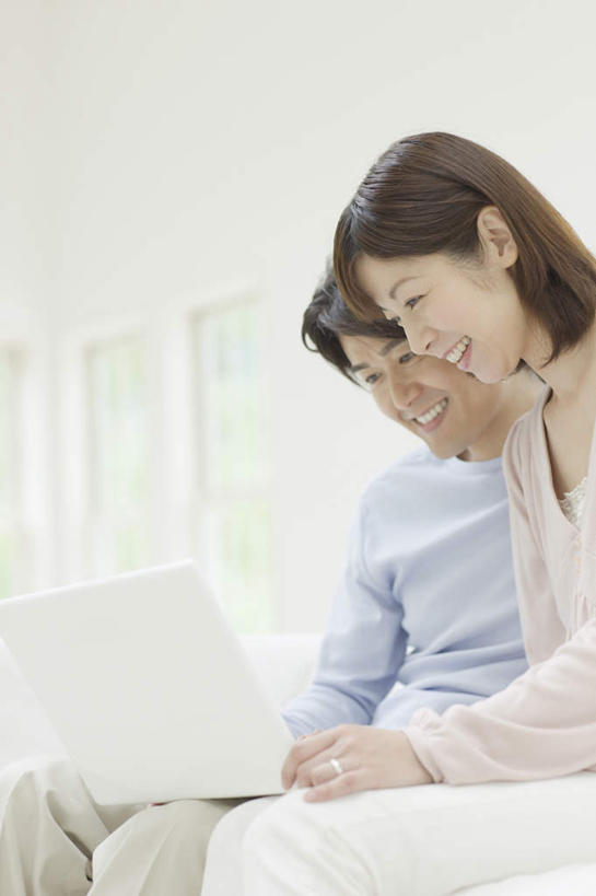 东方人,中年人,两个人,家庭,夫妻,客厅,坐,笑,微笑,露齿笑,竖图,室内,白天,仰视,爱情,电脑,笔记本电脑,窗户,沙发,亚洲,服装,网络,墙,浪漫,注视,休闲装,黄种人,通讯设备,玻璃窗,墙壁,墙面,衣服,白色,低头,观察,看,休闲,温暖,温馨,一家人,休闲服,恩爱,恋人,服饰,观看,和睦,察看,无线,起居室,关注,通信设备,无线网络,布艺沙发,无线上网,便携式电脑,客堂,手提电脑,男人,男性,女人,女性,中年男性,中年女性,亚洲人,夫妇,情侣,坐着,半身,彩图,低角度拍摄,伴侣,融洽