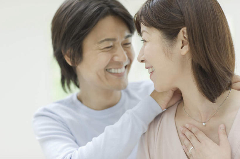 东方人,中年人,脸,头,脸颊,手,两个人,家庭,夫妻,坐,笑,微笑,露齿笑,横图,室内,特写,白天,正面,爱情,项链,亚洲,双手,服装,朦胧,模糊,墙,浪漫,扭头,注视,休闲装,黄种人,肩膀,墙壁,墙面,装饰品,衣服,白色,戒指,饰品,首饰,观察,看,转头,休闲,温暖,温馨,一家人,手部,休闲服,恩爱,搭,恋人,服饰,观看,信物,和睦,察看,权利,搭着,关注,手饰,男人,男性,女人,女性,中年男性,中年女性,亚洲人,头部,脸部,脸蛋,面部,夫妇,情侣,坐着,半身,彩图,伴侣,融洽