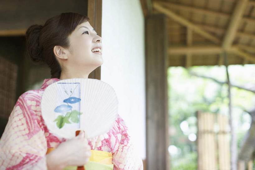 东方人,一个人,家,木屋,坐,笑,微笑,露齿笑,横图,室内,白天,正面,民族服装,门,亚洲,仅一个年轻女性,仅一个女性,仅一个人,拉门,握,和服,朦胧,模糊,扇子,清凉,拿,拿着,注视,黄种人,凉爽,文化,移门,住宅,观察,看,握着,服饰,观看,察看,关注,吴服,唐草,唐花,唐锦,障子,纸门,拉窗,纸拉窗,纸拉门,年轻女性,女人,女性,亚洲人,抬头,仰头,坐着,半身,彩图,传统服装,民俗服,茅舍,茅屋,棚屋,小木屋,小屋,和风扇,和风扇子,凉扇,传统文化