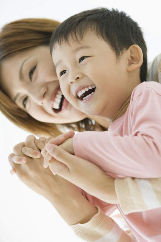 东方人,儿童,两个人,家庭,母亲,儿子,站,握手,抱,笑,微笑,露齿笑,竖图,室内,白天,正面,纯洁,亚洲,服装,墙,注视,休闲装,黄种人,墙壁,墙面,小孩,衣服,白色,观察,看,站着,休闲,温暖,温馨,母子,一家人,休闲服,可爱,母爱,童年,童趣,服饰,抱着,观看,和睦,察看,搂着,关注,童真,烂漫,无邪,天真,男孩,年轻女性,女人,女性,亚洲人,孩子,年轻人,搀手,拉手,搂,搂抱,手拉手,手握手,站立,半身,彩图,融洽,男生