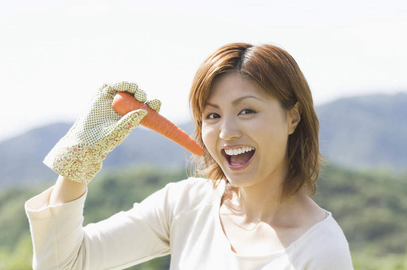 东方人,一个人,站,笑,微笑,露齿笑,横图,室外,白天,正面,安全,草地,草坪,植物,萝卜,胡萝卜,蔬菜,亚洲,仅一个年轻女性,仅一个女性,仅一个人,握,阴影,服装,朦胧,模糊,新鲜,光线,影子,食品,防护,拿,拿着,注视,休闲装,黄种人,草,树,树木,食物,衣服,绿色,阳光,自然,手套,观察,看,站着,休闲,休闲服,握着,服饰,有机食品,绿色食品,生长,成长,观看,保护,察看,关注,保险,保全,周全,安稳,安定,防护手套,平安,年轻女性,女人,女性,亚洲人,红萝卜,甘荀,站立,半身,彩图