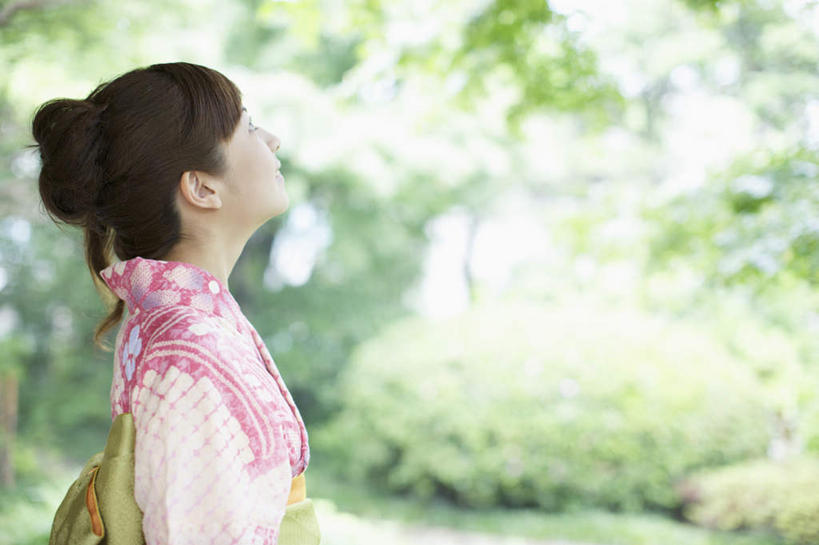 东方人,脸,头,脸颊,一个人,站,横图,室外,特写,白天,侧面,民族服装,树林,植物,亚洲,仅一个年轻女性,仅一个女性,仅一个人,和服,朦胧,模糊,注视,黄种人,肩膀,树,树木,绿色,自然,观察,看,站着,服饰,生长,成长,观看,察看,关注,吴服,唐草,唐花,唐锦,年轻女性,女人,女性,亚洲人,头部,脸部,脸蛋,面部,抬头,仰头,站立,半身,彩图,传统服装,民俗服