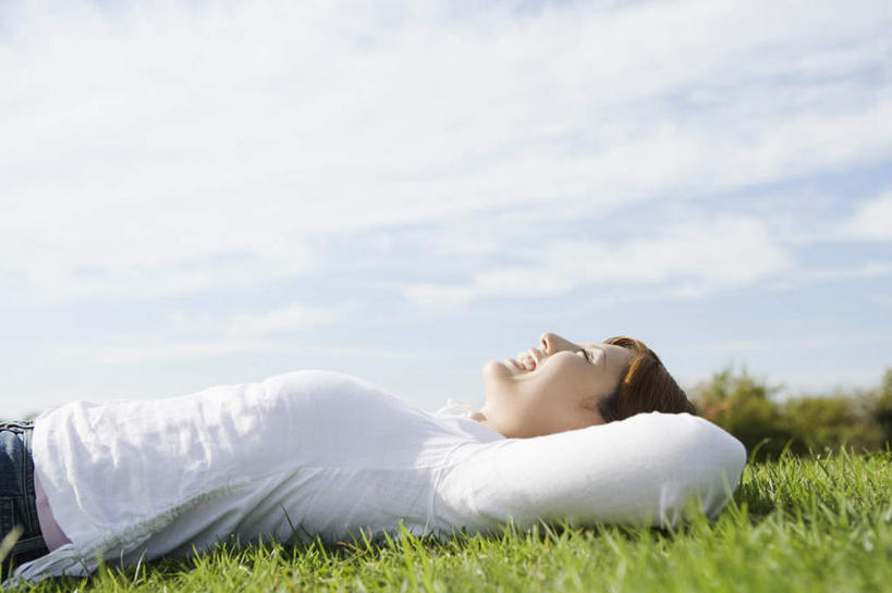 东方人,一个人,躺,闭眼,笑,微笑,露齿笑,横图,室外,白天,侧面,草地,草坪,植物,亚洲,仅一个年轻女性,仅一个女性,仅一个人,抱头,服装,朦胧,模糊,云,云朵,云彩,休闲装,黄种人,草,衣服,蓝色,绿色,白云,蓝天,天空,天,休闲,休闲服,服饰,晴朗,捧首,捧头,卧着,年轻女性,女人,女性,亚洲人,晴空,闭眼睛,闭着眼,闭着眼睛,躺着,卧,半身,彩图