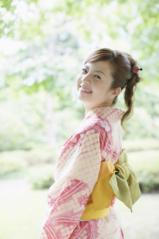 东方人,一个人,站,笑,微笑,露齿笑,竖图,室外,白天,侧面,民族服装,树林,植物,亚洲,仅一个年轻女性,仅一个女性,仅一个人,和服,朦胧,模糊,扭头,注视,黄种人,树,树木,绿色,自然,观察,看,站着,转头,服饰,生长,成长,观看,察看,关注,吴服,唐草,唐花,唐锦,年轻女性,女人,女性,亚洲人,站立,半身,彩图,传统服装,民俗服