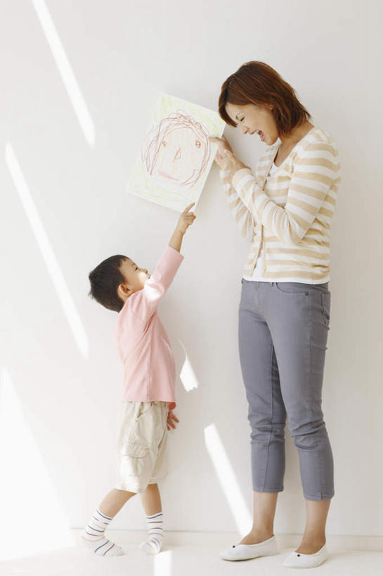 东方人,儿童,两个人,家庭,母亲,儿子,站,举,笑,微笑,露齿笑,竖图,室内,白天,正面,阅读,纯洁,报纸,亚洲,学习,阴影,服装,反射,影子,墙,注视,休闲装,黄种人,墙壁,墙面,小孩,衣服,白色,观察,看,托,站着,休闲,温暖,温馨,母子,一家人,休闲服,可爱,母爱,童年,童趣,浏览,服饰,观看,踮,和睦,察看,关注,童真,烂漫,无邪,踮着,天真,男孩,年轻女性,女人,女性,亚洲人,孩子,年轻人,举起,举手,举着,抬头,向上举,向上伸,向上托,仰头,站立,彩图,全身,融洽,男生