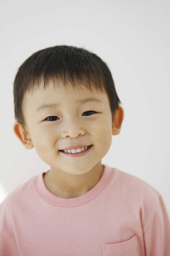 东方人,儿童,脸,头,眼睛,脸颊,眉毛,睫毛,一个人,站,笑,微笑,露齿笑,竖图,室内,特写,白天,白色背景,正面,纯洁,亚洲,瞳孔,仅一个男性,仅一个人,阴影,服装,朦胧,模糊,反射,影子,注视,休闲装,黄种人,肩膀,小孩,衣服,粉色,观察,看,站着,仅一个小孩,休闲,休闲服,可爱,童年,童趣,眼部,摄影,服饰,影棚,观看,察看,关注,童真,烂漫,无邪,天真,男孩,男人,男性,亚洲人,孩子,头部,睫,脸部,脸蛋,眉,面部,眼,眼睫毛,眼眉,站立,半身,彩图,影棚拍摄,拍摄,眼眉毛,男生