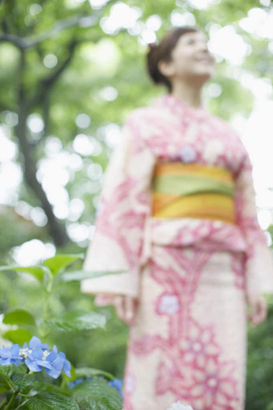 东方人,一个人,站,笑,微笑,露齿笑,竖图,室外,白天,仰视,民族服装,树林,植物,亚洲,仅一个年轻女性,仅一个女性,仅一个人,和服,朦胧,模糊,盛开,花蕾,注视,黄种人,花,花瓣,花朵,鲜花,树,树木,绿色,自然,花苞,花蕊,观察,看,站着,服饰,生长,成长,观看,察看,关注,吴服,唐草,唐花,唐锦,年轻女性,女人,女性,亚洲人,抬头,仰头,站立,半身,彩图,低角度拍摄,传统服装,民俗服