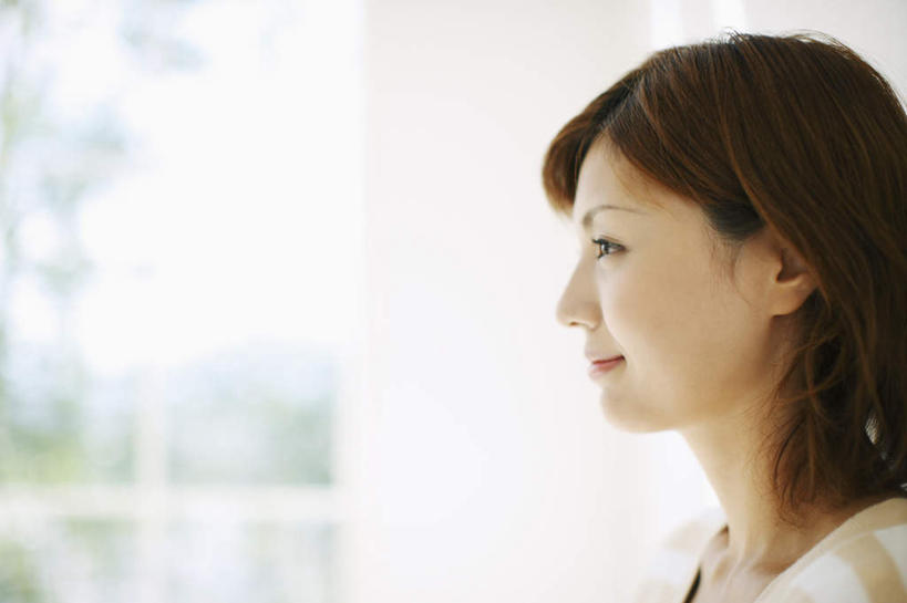 东方人,脸,头,脸颊,头发,一个人,站,笑,微笑,横图,室内,特写,白天,侧面,植物,窗户,亚洲,仅一个年轻女性,仅一个女性,仅一个人,服装,朦胧,模糊,棕色,注视,休闲装,黄种人,肩膀,玻璃窗,树,树木,衣服,绿色,自然,观察,看,站着,休闲,休闲服,服饰,生长,成长,观看,察看,关注,年轻女性,女人,女性,亚洲人,头部,卷发,脸部,脸蛋,面部,站立,半身,彩图,短发