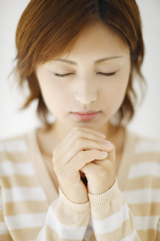 东方人,脸,头,脸颊,手,头发,一个人,站,闭眼,竖图,室内,特写,白天,白色背景,正面,亚洲,双手,仅一个年轻女性,仅一个女性,仅一个人,握,阴影,条纹,服装,节日,朦胧,模糊,反射,影子,棕色,休闲装,黄种人,文化,肩膀,衣服,祈祷,站着,休闲,健康,手部,休闲服,握着,许愿,摄影,宗教,服饰,信仰,影棚,纪念,祈求,平安,年轻女性,女人,女性,亚洲人,头部,脸部,脸蛋,面部,闭眼睛,闭着眼,闭着眼睛,站立,半身,彩图,影棚拍摄,拍摄,短发