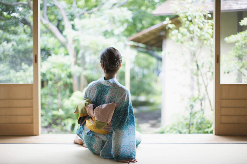 东方人,一个人,家,木屋,坐,横图,室内,白天,民族服装,草地,草坪,植物,地板,门,亚洲,仅一个年轻女性,仅一个女性,仅一个人,拉门,和服,朦胧,模糊,地面,黄种人,移门,木地板,住宅,草,树,树木,背面,绿色,自然,服饰,生长,成长,吴服,唐草,唐花,唐锦,障子,纸门,拉窗,纸拉窗,纸拉门,年轻女性,女人,女性,亚洲人,坐着,彩图,全身,传统服装,民俗服,茅舍,茅屋,棚屋,小木屋,小屋