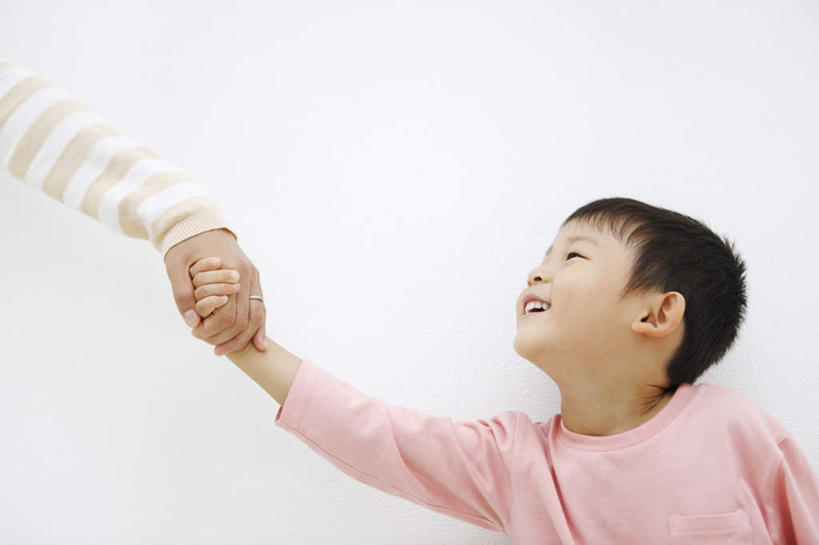 东方人,儿童,两个人,家庭,母亲,儿子,站,握手,笑,微笑,露齿笑,横图,室内,白天,白色背景,正面,纯洁,亚洲,阴影,服装,反射,影子,扭头,注视,休闲装,黄种人,小孩,衣服,观察,看,站着,转头,休闲,温暖,温馨,母子,一家人,休闲服,可爱,母爱,童年,童趣,摄影,服饰,影棚,观看,和睦,察看,关注,童真,烂漫,无邪,天真,男孩,年轻女性,女人,女性,亚洲人,孩子,年轻人,搀手,拉手,手拉手,手握手,站立,半身,彩图,影棚拍摄,拍摄,融洽,男生