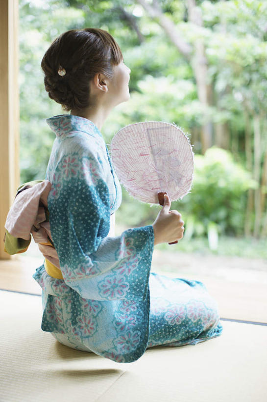 东方人,一个人,坐,笑,微笑,露齿笑,竖图,室内,白天,侧面,民族服装,树林,植物,门,亚洲,仅一个年轻女性,仅一个女性,仅一个人,拉门,握,和服,朦胧,模糊,扇子,清凉,拿,拿着,注视,黄种人,凉爽,文化,移门,树,树木,绿色,自然,观察,看,握着,服饰,生长,成长,观看,察看,关注,吴服,唐草,唐花,唐锦,障子,纸门,拉窗,纸拉窗,纸拉门,年轻女性,女人,女性,亚洲人,抬头,仰头,坐着,彩图,全身,传统服装,民俗服,和风扇,和风扇子,凉扇,传统文化