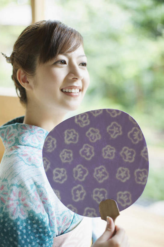 东方人,一个人,坐,笑,微笑,露齿笑,竖图,室内,白天,侧面,民族服装,树林,植物,门,亚洲,仅一个年轻女性,仅一个女性,仅一个人,拉门,握,和服,朦胧,模糊,扇子,清凉,拿,拿着,注视,黄种人,凉爽,文化,移门,树,树木,绿色,自然,观察,看,握着,服饰,生长,成长,观看,察看,关注,吴服,唐草,唐花,唐锦,障子,纸门,拉窗,纸拉窗,纸拉门,年轻女性,女人,女性,亚洲人,抬头,仰头,坐着,半身,彩图,传统服装,民俗服,和风扇,和风扇子,凉扇,传统文化