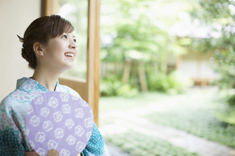 东方人,一个人,坐,笑,微笑,露齿笑,横图,室内,白天,正面,民族服装,树林,植物,门,亚洲,仅一个年轻女性,仅一个女性,仅一个人,拉门,握,和服,朦胧,模糊,扇子,清凉,拿,拿着,注视,黄种人,凉爽,文化,移门,树,树木,绿色,自然,观察,看,握着,服饰,生长,成长,观看,察看,关注,吴服,唐草,唐花,唐锦,障子,纸门,拉窗,纸拉窗,纸拉门,年轻女性,女人,女性,亚洲人,抬头,仰头,坐着,半身,彩图,传统服装,民俗服,和风扇,和风扇子,凉扇,传统文化