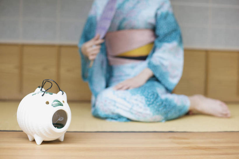 东方人,腿部,脚,脚趾,脚趾甲,腿,一个人,坐,横图,室内,白天,正面,民族服装,地板,门,猪,亚洲,仅一个年轻女性,仅一个女性,仅一个人,拉门,握,阴影,和服,朦胧,模糊,反射,扇子,影子,地面,清凉,拿,拿着,黄种人,光脚,凉爽,文化,移门,木地板,动物,容器,赤脚,储蓄罐,器皿,家畜,储蓄,存钱,握着,金融,理财,服饰,牲畜,经济,资金,存钱罐,存款,流通,贸易,吴服,贮钱罐,储钱罐,扑满,唐草,唐花,唐锦,障子,纸门,拉窗,纸拉窗,纸拉门,年轻女性,女人,女性,亚洲人,脚指甲,坐着,半身,彩图,传统服装,民俗服,和风扇,和风扇子,凉扇,传统文化