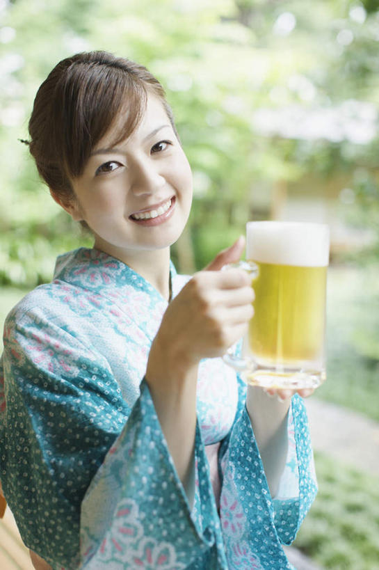 啤酒,东方人,一个人,坐,笑,微笑,露齿笑,竖图,室内,白天,正面,民族服装,植物,杯子,亚洲,仅一个年轻女性,仅一个女性,仅一个人,握,和服,朦胧,模糊,酒类,拿,拿着,注视,黄种人,玻璃制品,酒,树,树木,饮料,绿色,自然,酒杯,啤酒杯,观察,看,握着,服饰,生长,成长,观看,察看,关注,吴服,唐草,唐花,唐锦,年轻女性,女人,女性,亚洲人,玻璃杯,坐着,半身,彩图,传统服装,民俗服