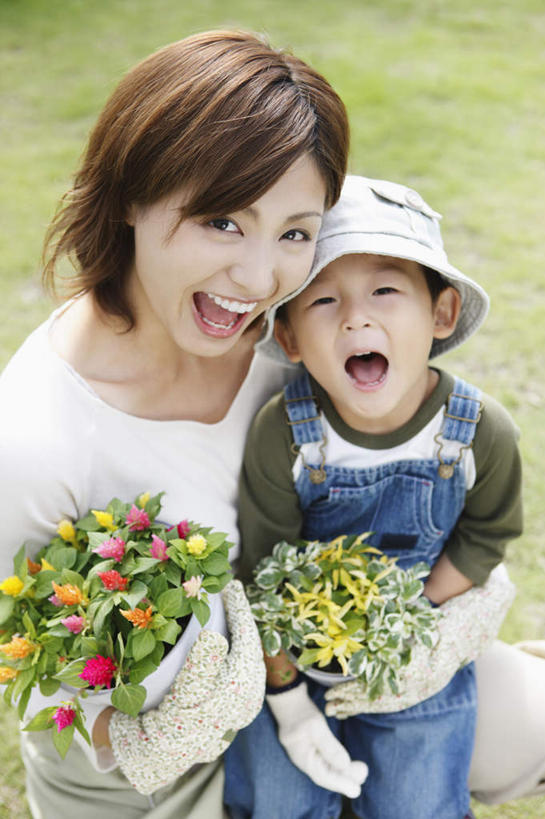 东方人,儿童,两个人,家庭,母亲,儿子,坐,抱,笑,微笑,露齿笑,竖图,俯视,室外,白天,纯洁,安全,草地,草坪,植物,帽子,亚洲,握,服装,盛开,防护,拿,花蕾,拿着,注视,休闲装,黄种人,草,花,花瓣,花朵,鲜花,小孩,衣服,绿色,手套,遮阳帽,花苞,花蕊,观察,看,休闲,温暖,温馨,母子,一家人,休闲服,可爱,母爱,童年,童趣,握着,服饰,抱着,观看,保护,和睦,察看,搂着,关注,保险,童真,烂漫,无邪,保全,周全,安稳,安定,防护手套,平安,天真,男孩,年轻女性,女人,女性,亚洲人,孩子,年轻人,搂,搂抱,抬头,仰头,坐着,半身,彩图,高角度拍摄,融洽,男生
