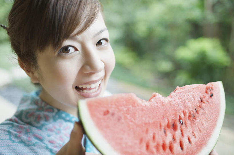 东方人,脸,头,脸颊,一个人,坐,捧,笑,微笑,露齿笑,横图,室内,特写,白天,正面,民族服装,树林,植物,西瓜,水果,亚洲,仅一个年轻女性,仅一个女性,仅一个人,和服,朦胧,模糊,新鲜,生食,食品,果实,注视,黄种人,肩膀,树,树木,食物,绿色,自然,观察,看,服饰,有机食品,绿色食品,生长,成长,观看,察看,关注,吴服,唐草,唐花,唐锦,年轻女性,女人,女性,亚洲人,头部,脸部,脸蛋,面部,寒瓜,端,端着,捧着,手捧,坐着,半身,彩图,传统服装,民俗服