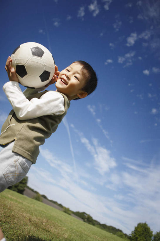 东方人,儿童,一个人,站,捧,笑,微笑,露齿笑,竖图,室外,白天,仰视,纯洁,足球,草地,草坪,植物,亚洲,仅一个男性,仅一个人,阴影,服装,光线,影子,地平线,云,云朵,辽阔,足球装备,地面,云彩,注视,休闲装,黄种人,运动器械,草,树,树木,小孩,衣服,蓝色,绿色,白云,蓝天,天空,阳光,自然,天,观察,看,站着,仅一个小孩,休闲,广阔,休闲服,健身器械,可爱,童年,童趣,服饰,生长,晴朗,成长,观看,一望无际,察看,关注,延伸,健身器材,童真,烂漫,无邪,天地相交,蹴鞠,无边无际,一马平川,天真,足球运动,男孩,男人,男性,亚洲人,孩子,晴空,端,端着,捧着,手捧,站立,半身,彩图,低角度拍摄,运动器材,男生